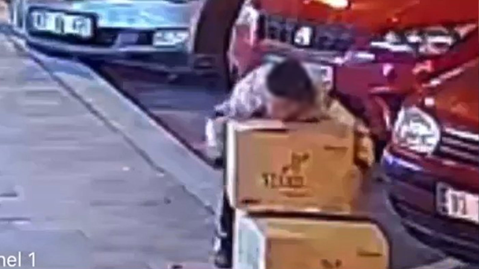 Boyu kadar koliyi çalan çocuk kamerada