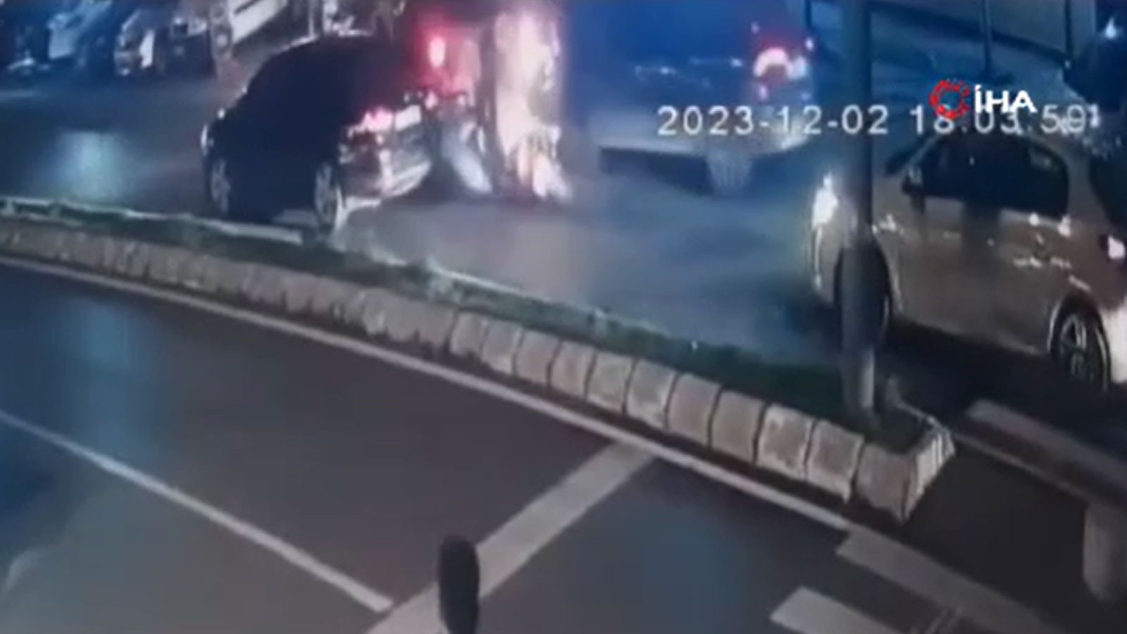 Beylikdüzü'nde ilginç anlar! Tartıştığı sürücülere geri geri gelerek çarptı