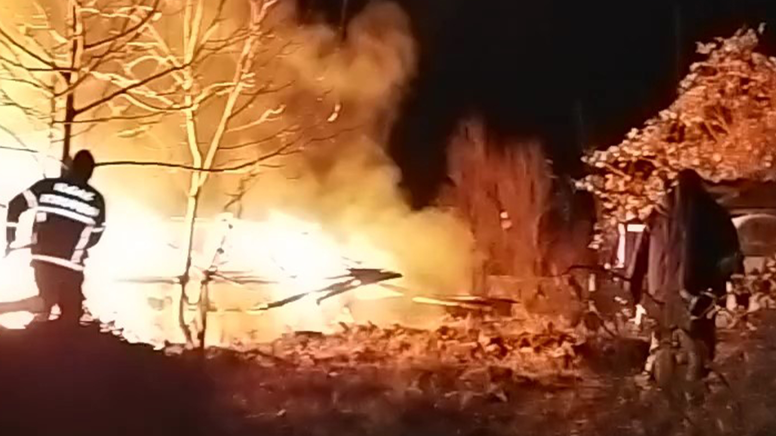 'Üzerime şike oynanıyor' dedi... Canlı yayın açıp evini yaktı!