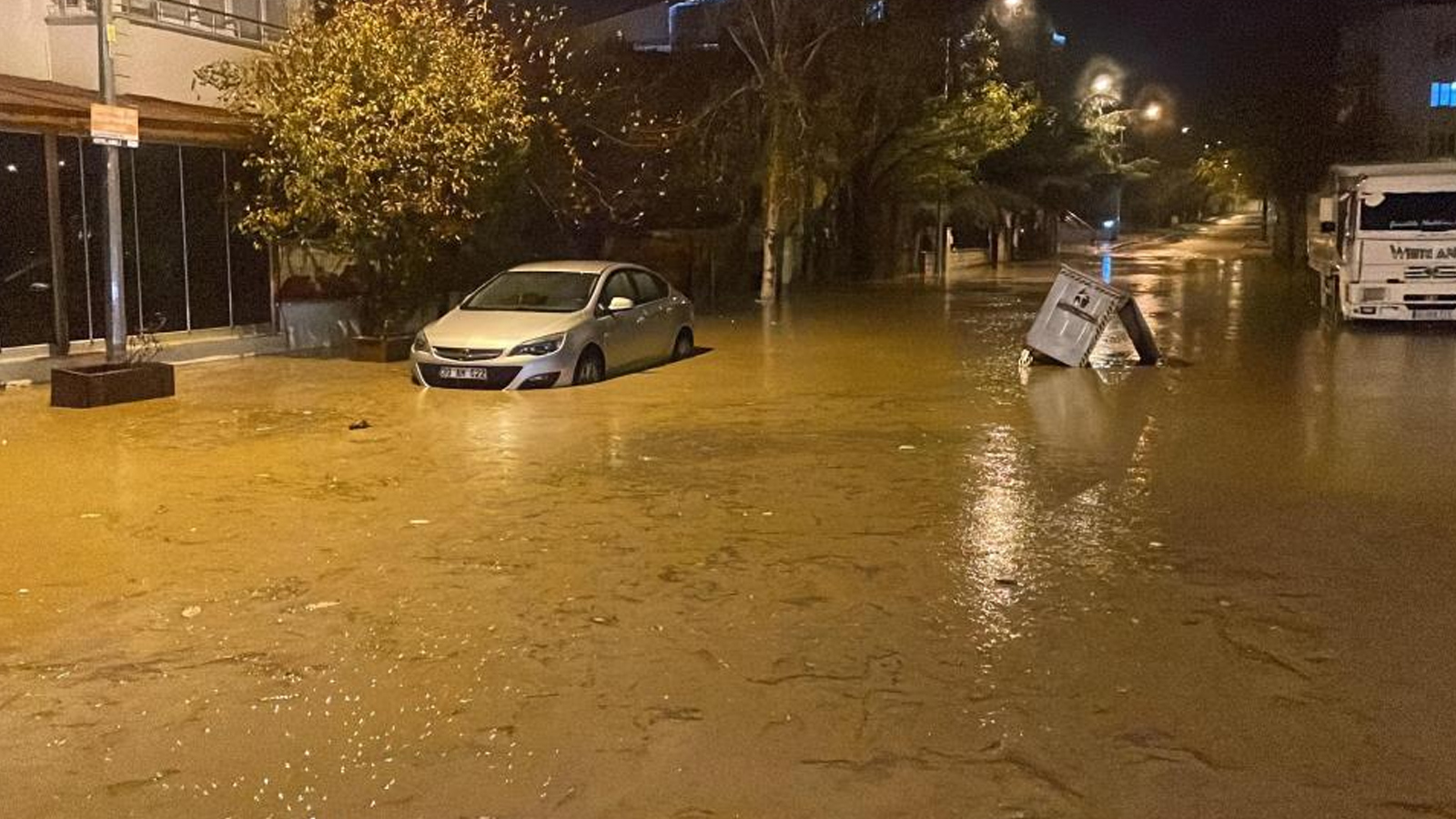Kırşehir'i sağanak vurdu, araçlar suya gömüldü