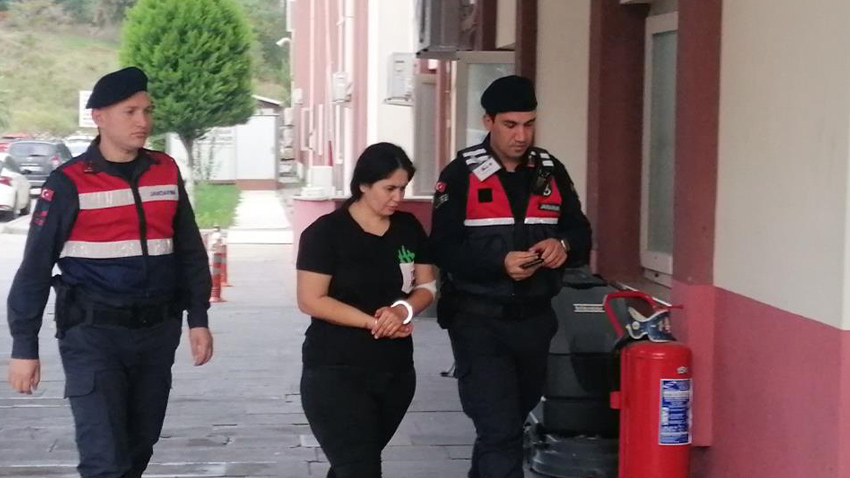 'Eve geç geldin' tartışması hastanede bitti: Öfkeli kadın, eşini bıçakladı!