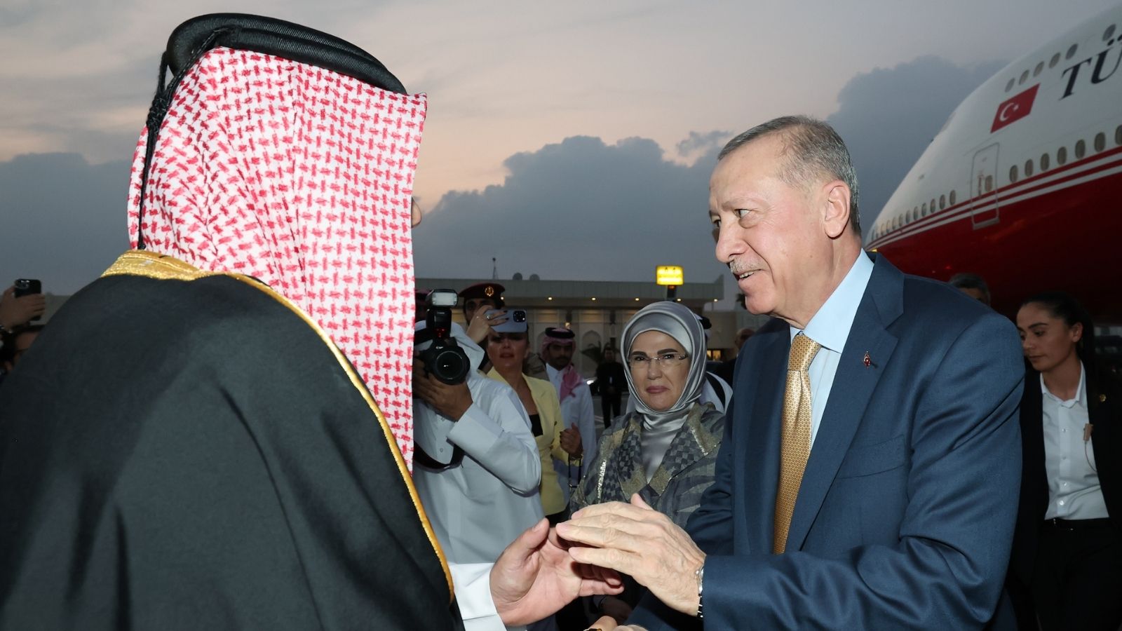 Almanya Cumhurbaşkanı'nı bekleten Katar, Cumhurbaşkanı Erdoğan'ı güllerle karşıladı