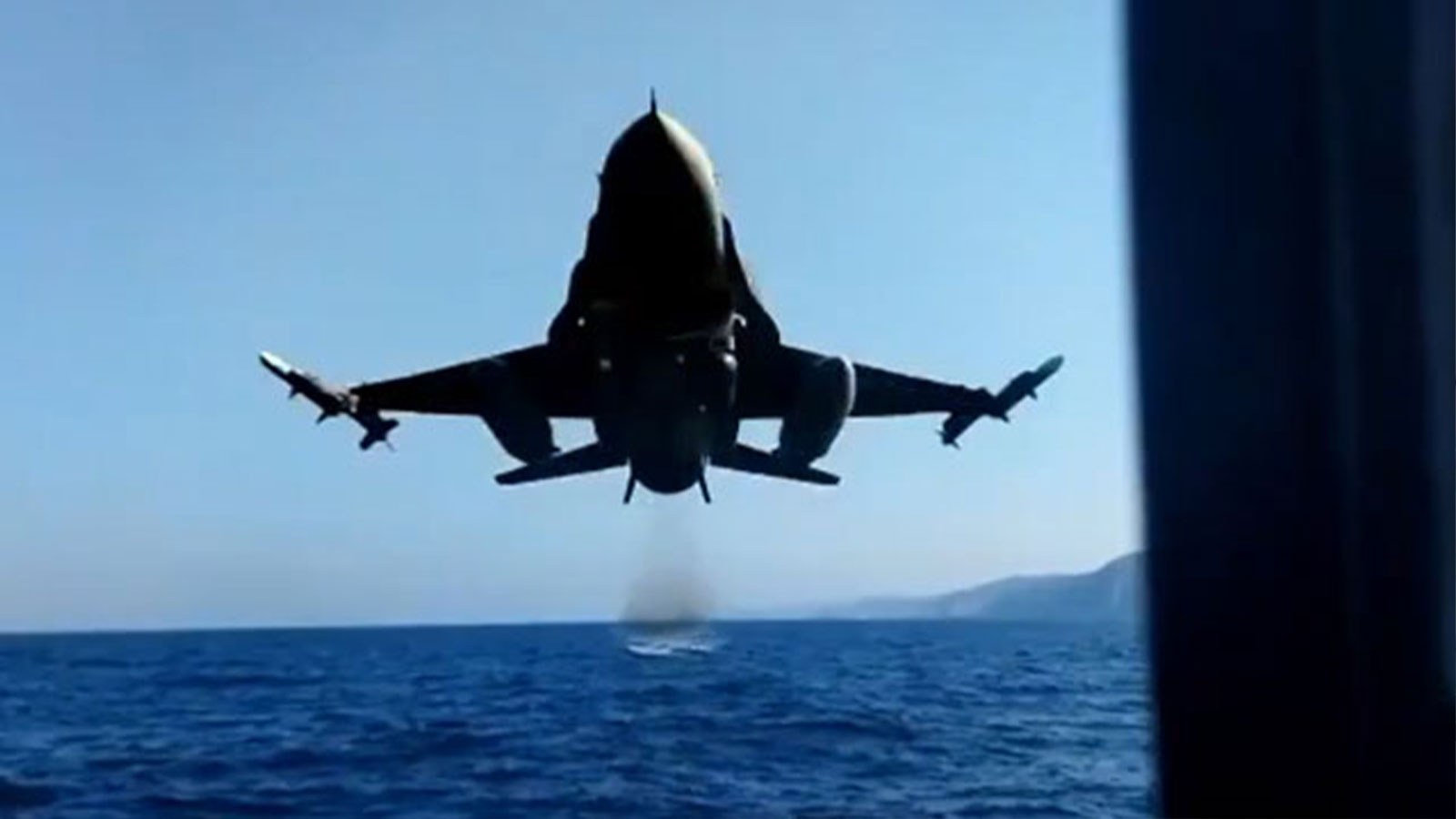 Alçak uçuş yapan Türk F-16'sı balıkçıların nefesini kesti