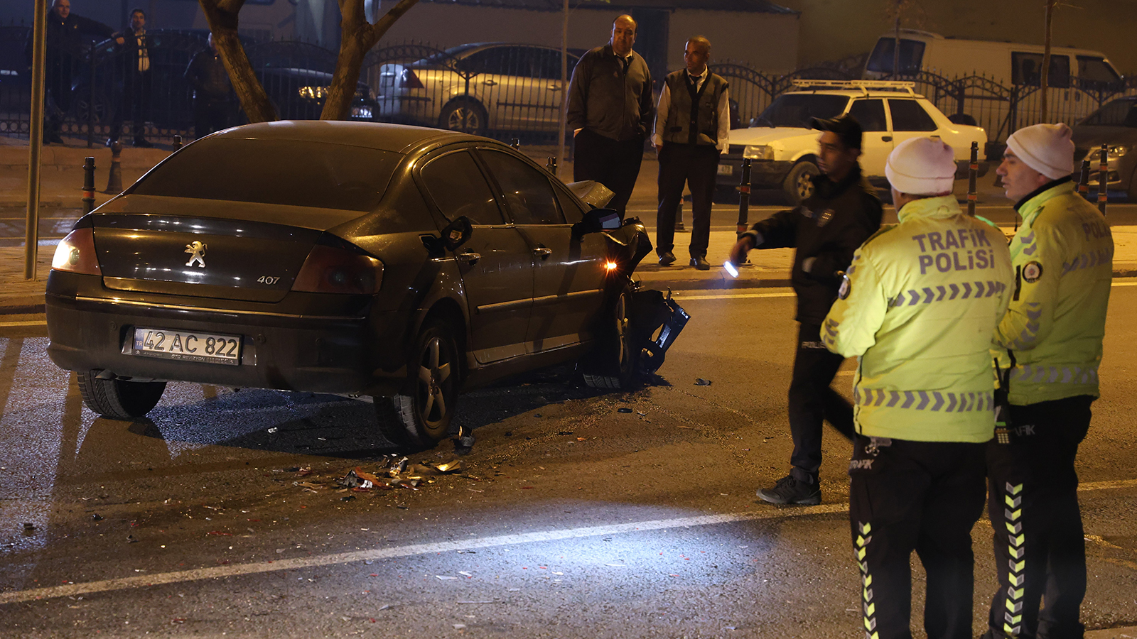 Alkollü sürücü kaza yaptı, ekipleri görünce otomobilini bırakıp kaçtı
