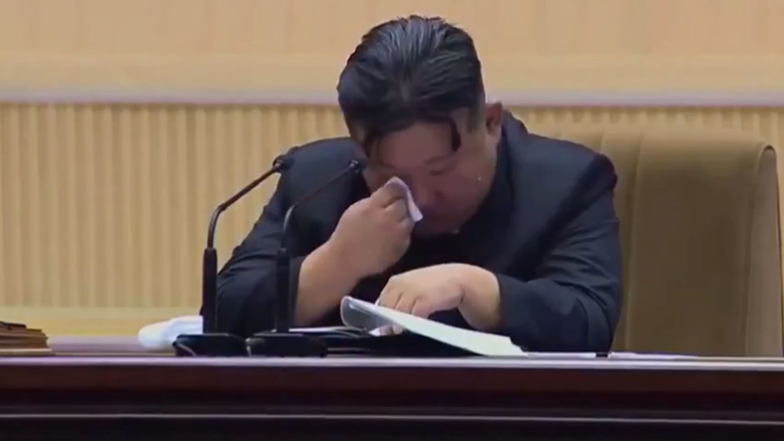 Kuzey Kore lideri Kim Jong-un ilk kez böyle görüldü! Gözyaşlarını tutamadı