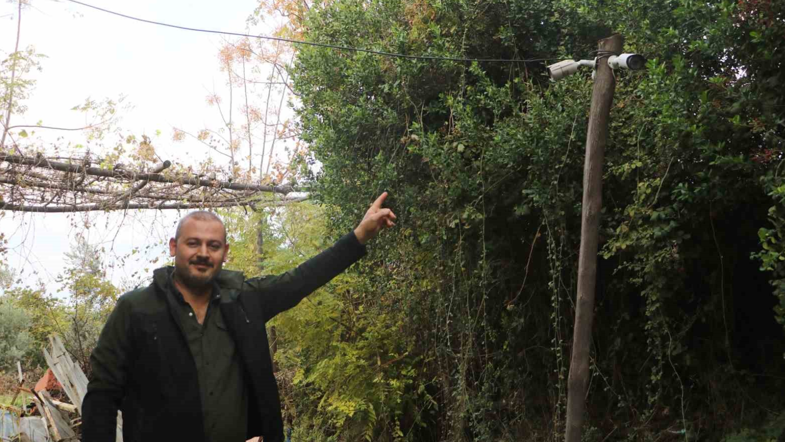 Tavuk hırsızını kameralar ele verdi!