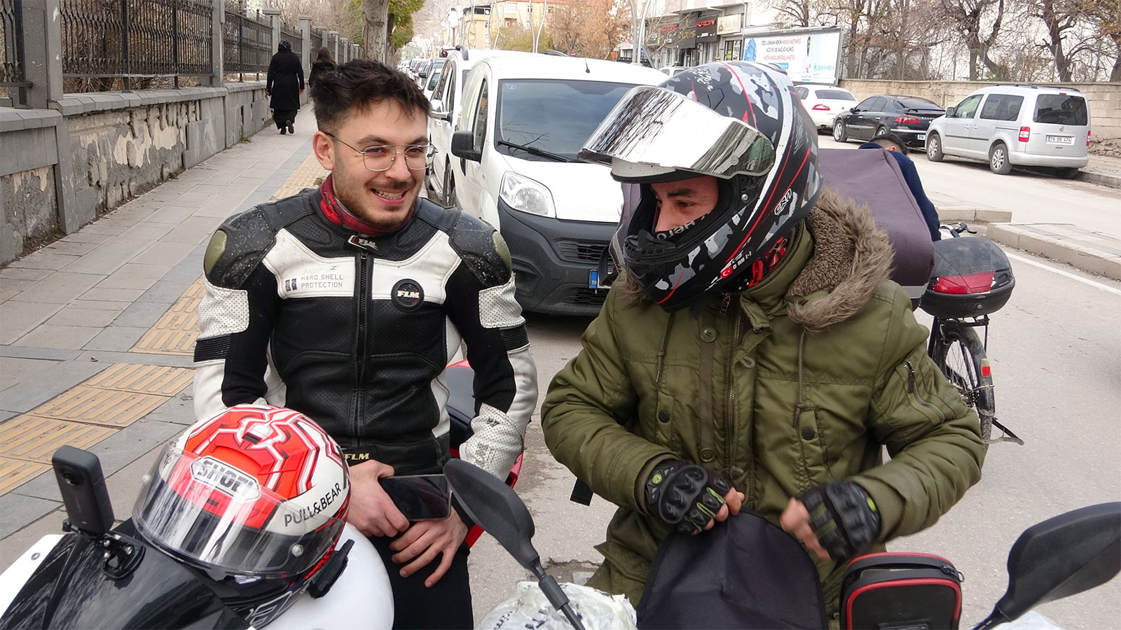 Motosiklet sürücüsü ile yayanın yol verme inadı güldürdü