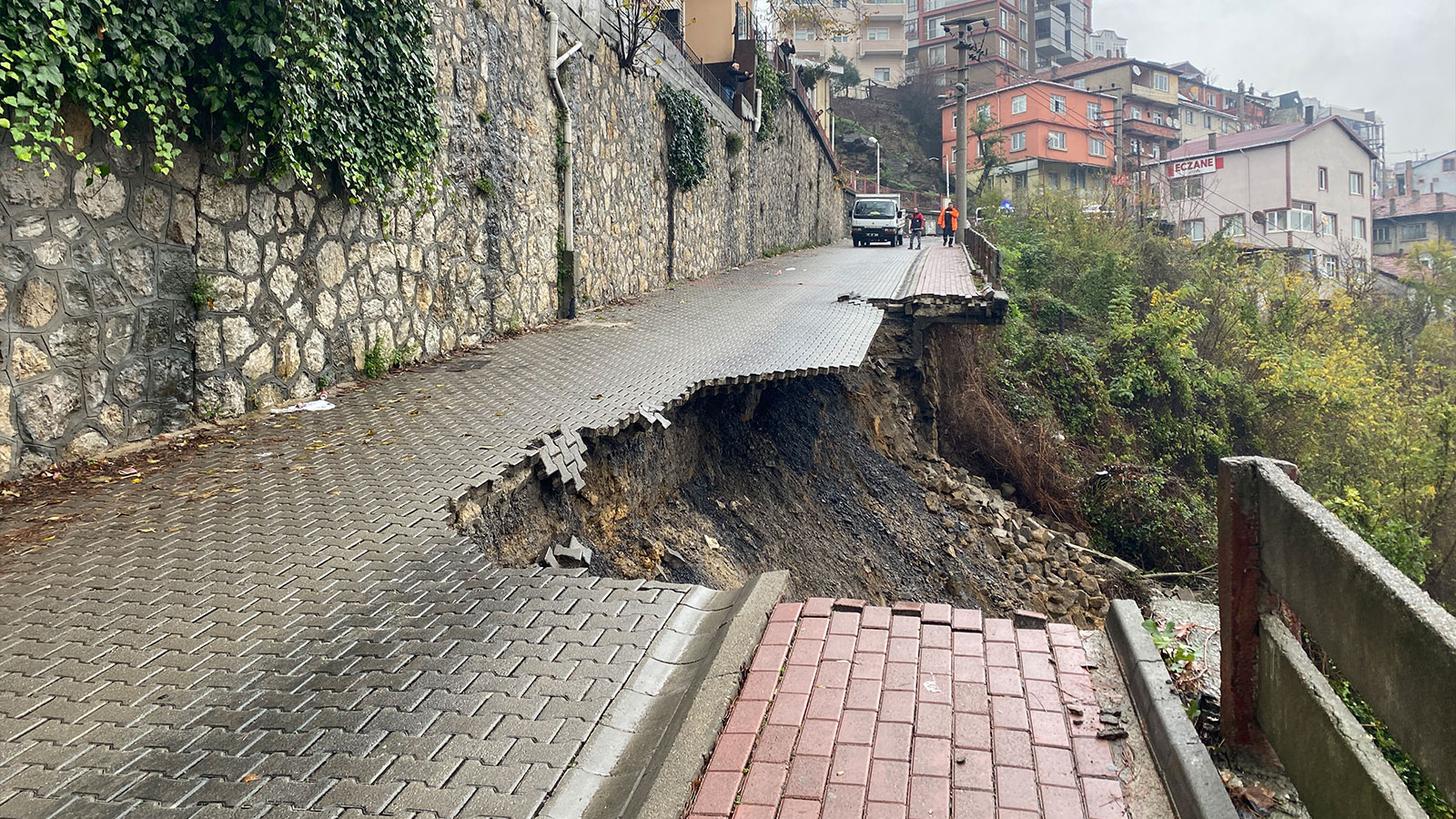 Zonguldak’ta heyelan: Hastane yolunda çökme meydana geldi