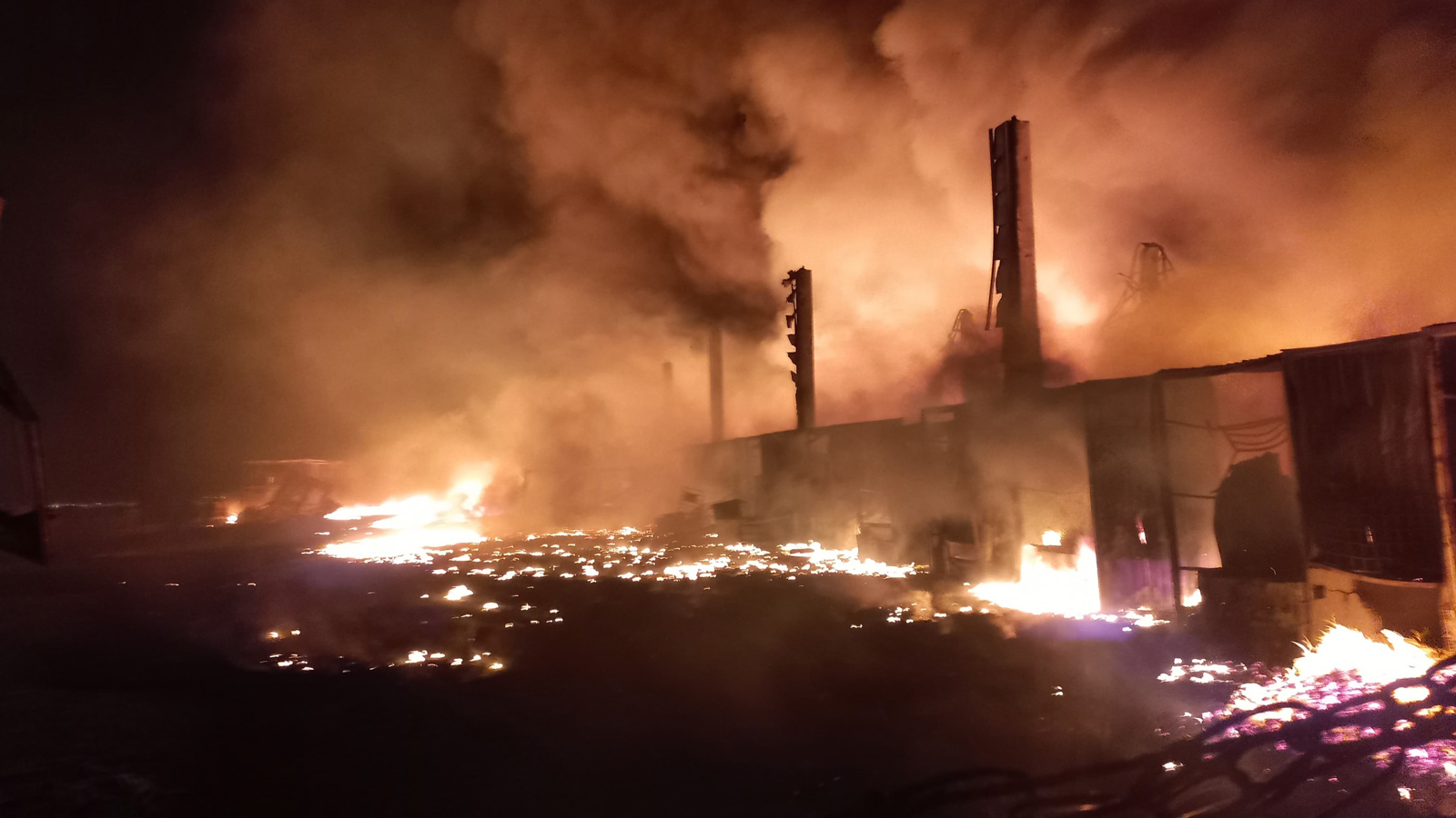 Gebze'de palet fabrikasında yangın! Alevler geceyi aydınlattı