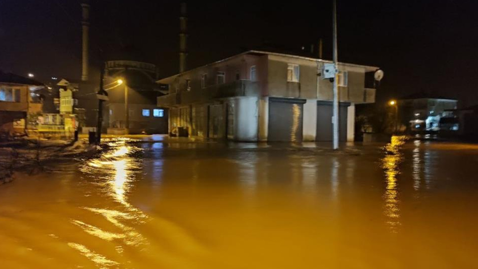 Sakarya'da sağanak şiddetlendi, iş yerleri su altında kaldı