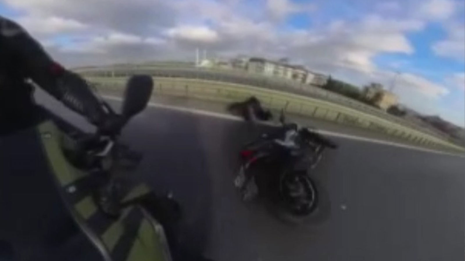 Motosiklet sürücüsü bariyerlere çarptı, kask kamerası kaydetti