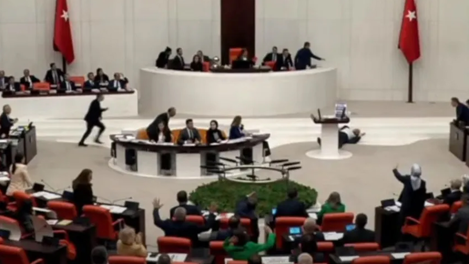 Kalp krizi geçiren vekil bir anda yere yığıldı! TBMM'de korku dolu anlar...