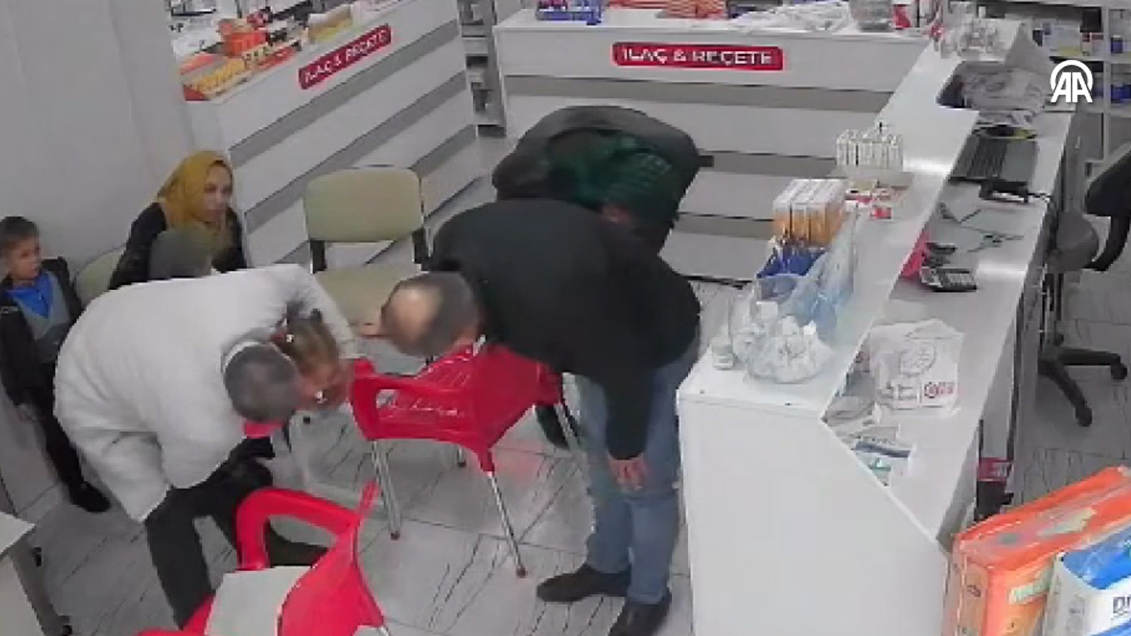 Şeker yutan çocuk Heimlich manevrası ile ölümün eşiğinden döndü