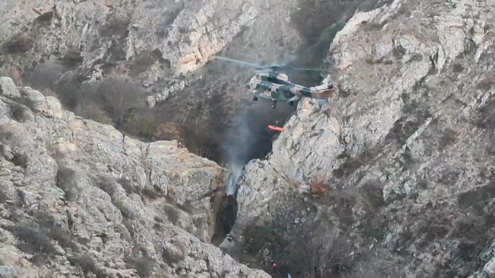 Fotoğraf çekerken uçuruma düşen adam askeri helikopterle kurtarıldı