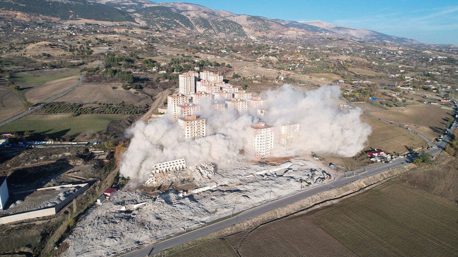 Deprem sonrası dinamitli yıkım: Binalar saniyeler içinde yıkıldı