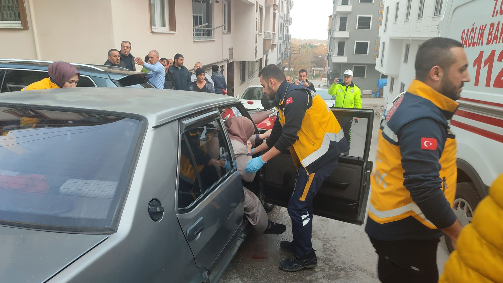 Freni boşalan otomobil park halindeki araca çarptı: 2 yaralı