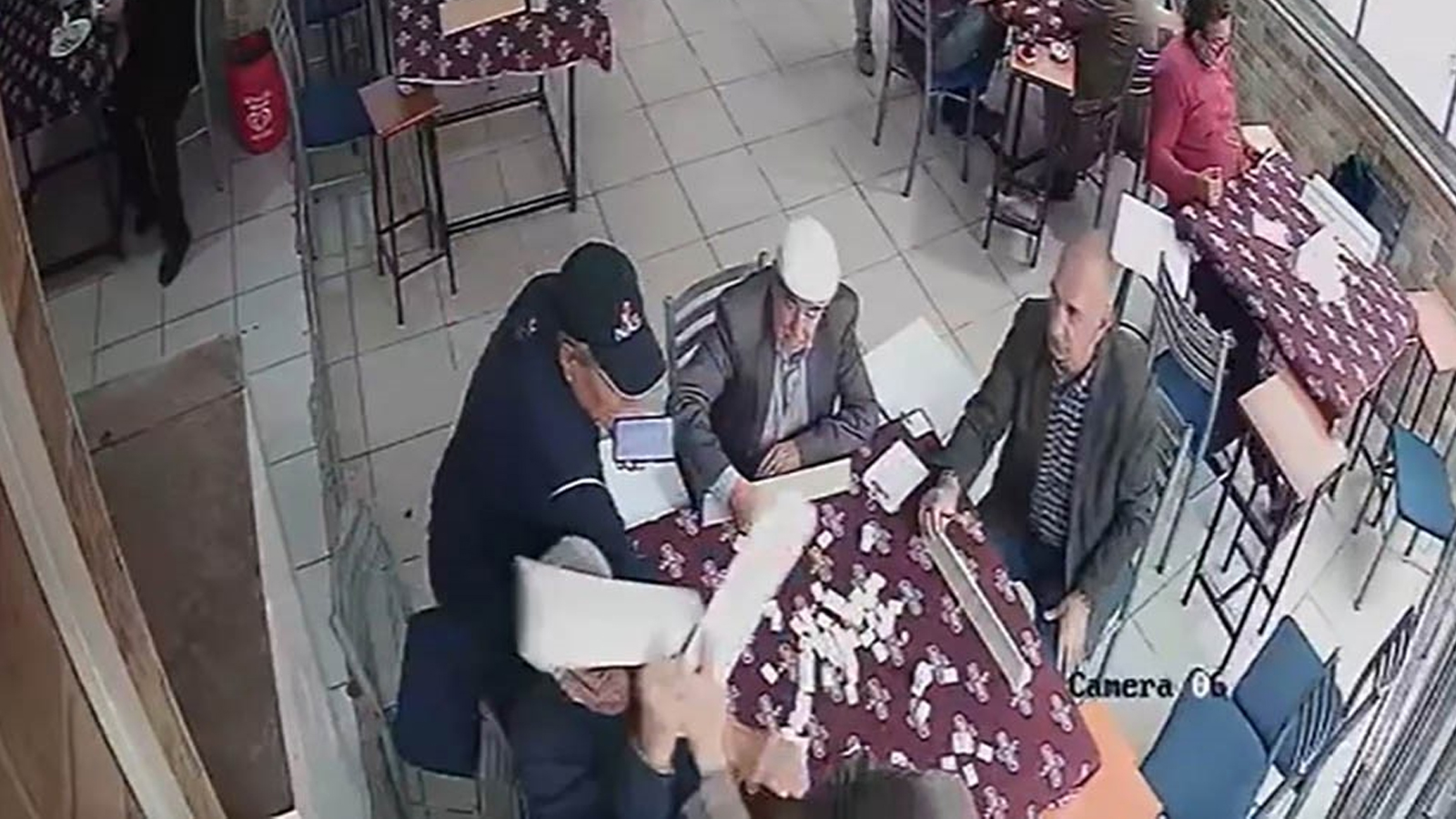 Okey masasında birbirine giren dedeler barıştı