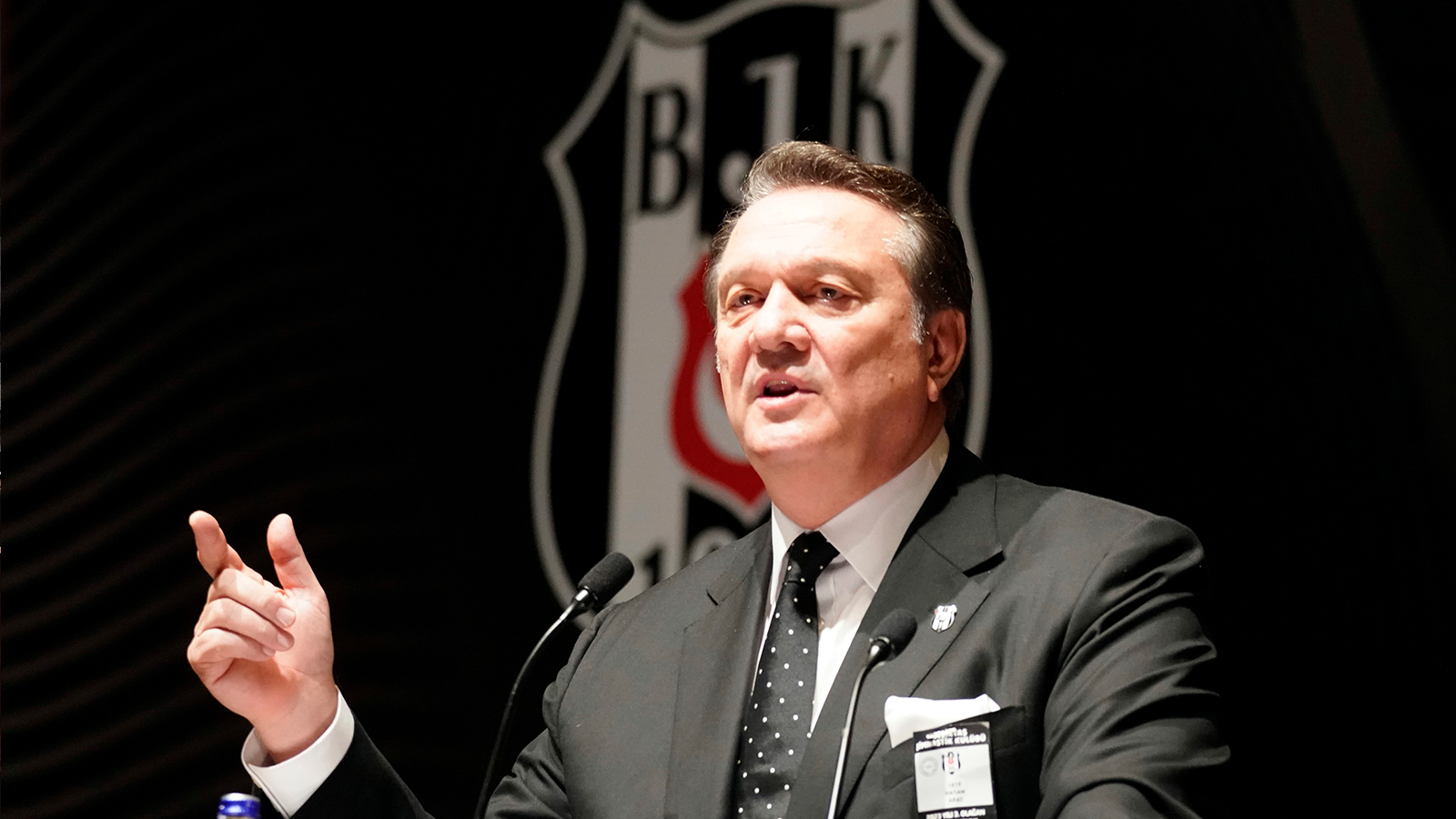 Hasan Arat: Biz büyük bir camiayız Beşiktaş taraftarı umutsuz olmasın