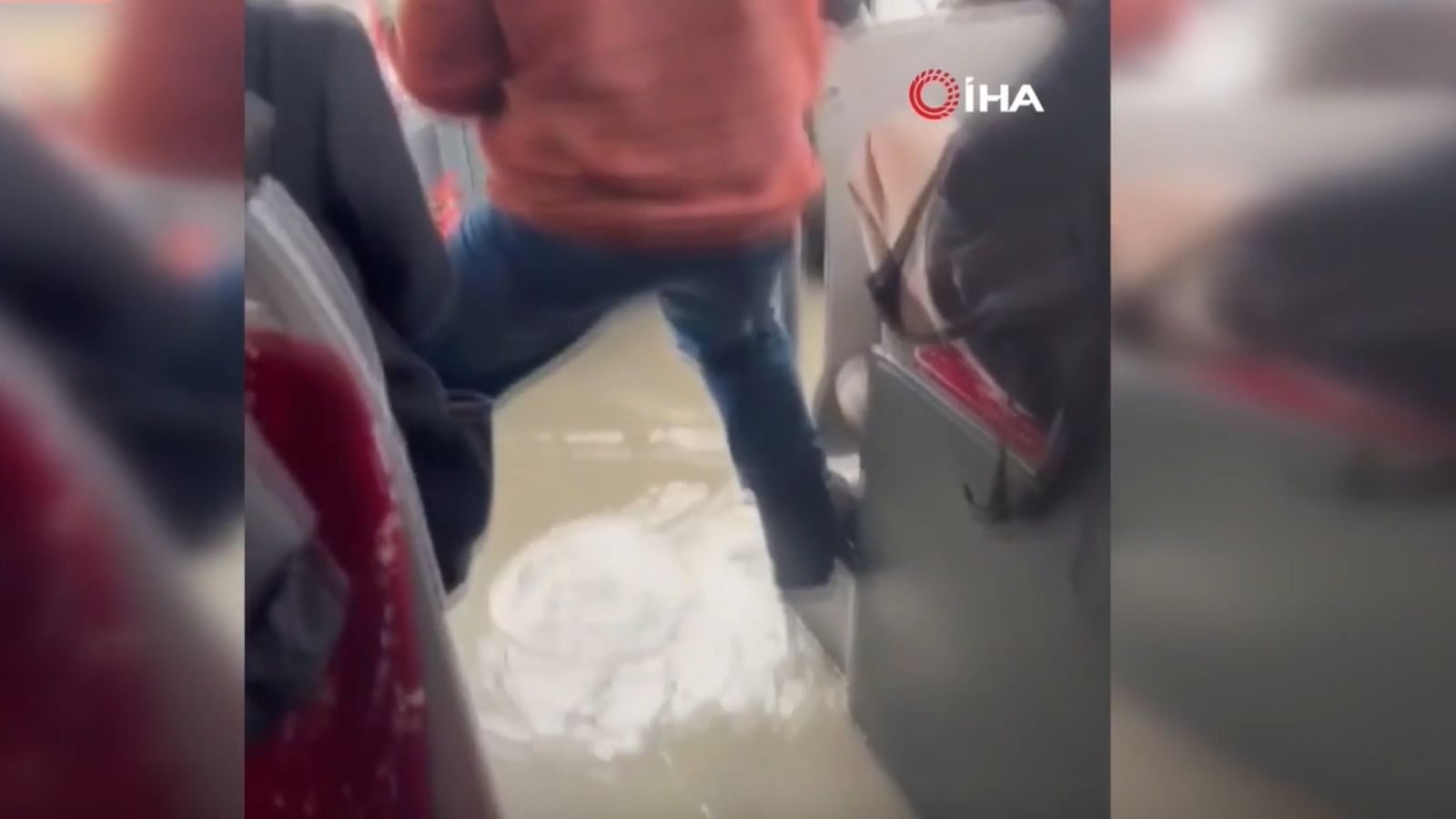 İstanbul'u sağanak vurdu, Küçükçekmece’de İETT otobüsünü su bastı: O anlar kamerada