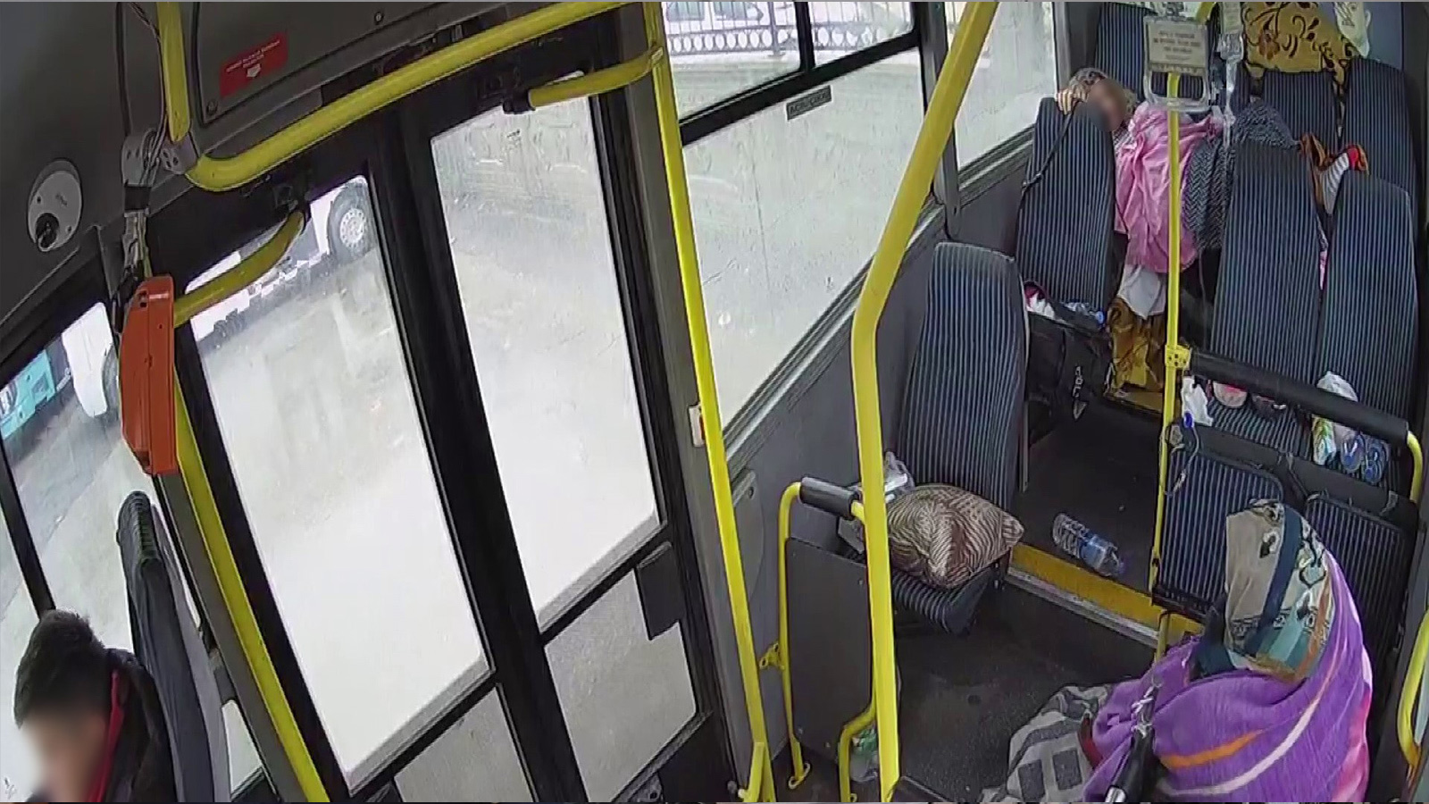 7.6 büyüklüğündeki depreme minibüste yakalandılar! Korku dolu anlar kamerada