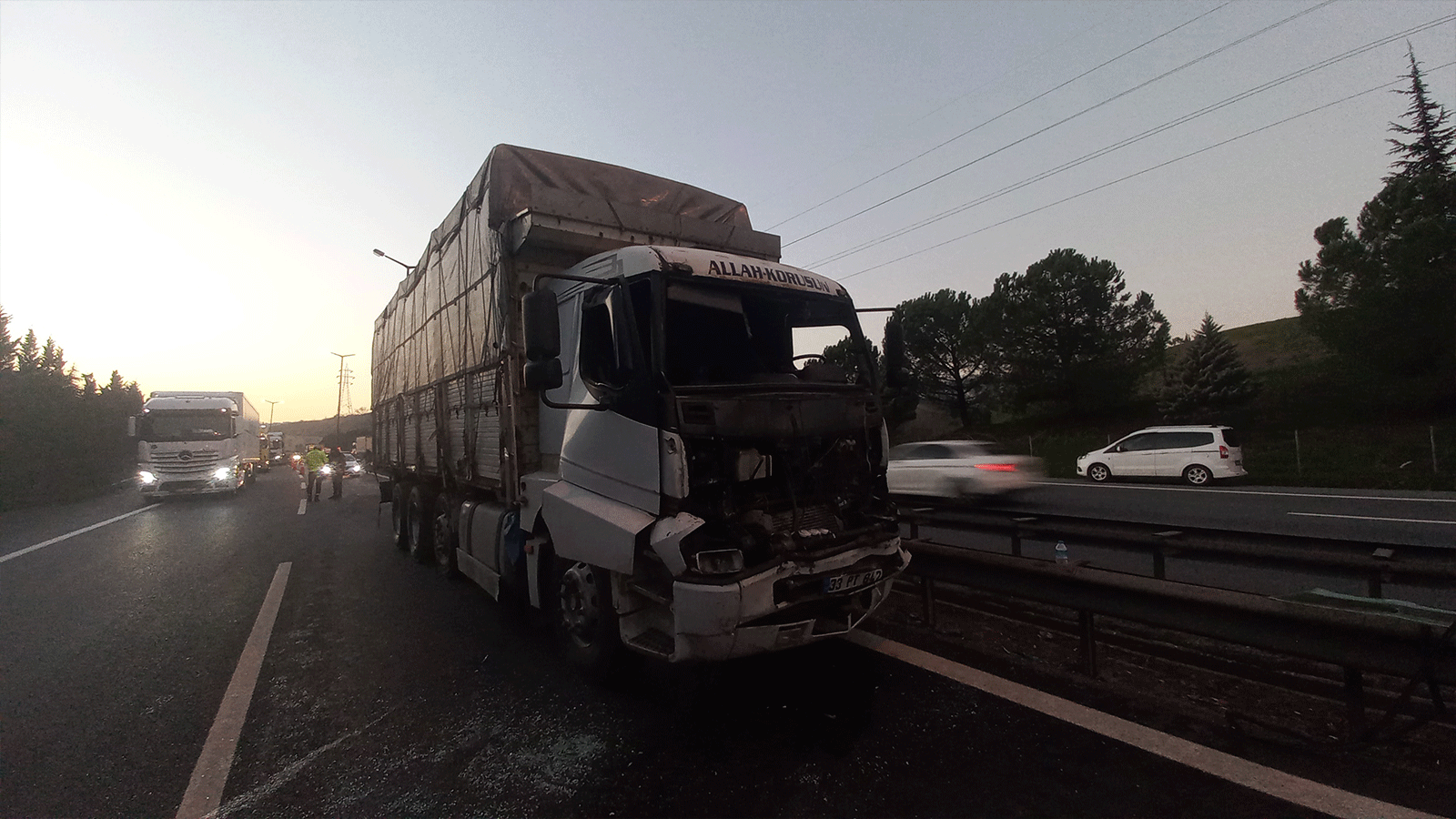 TEM Otoyolu’nda kamyon-tır çarpışması: Maddi hasarlı kaza trafiği felç etti