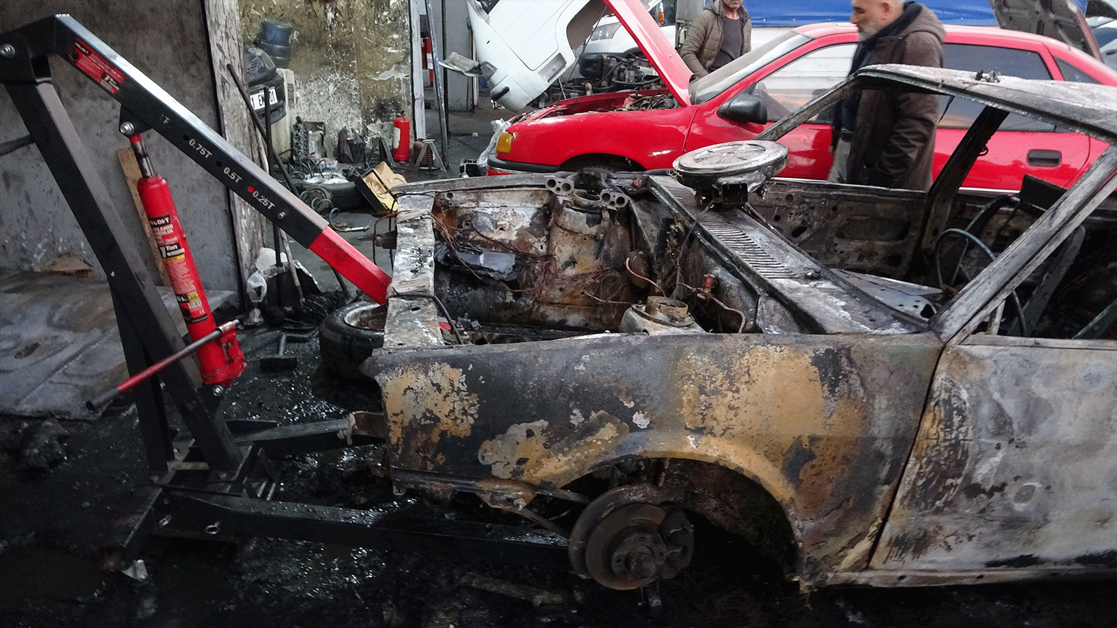 Diyarbakır’da otomobil alev topuna döndü