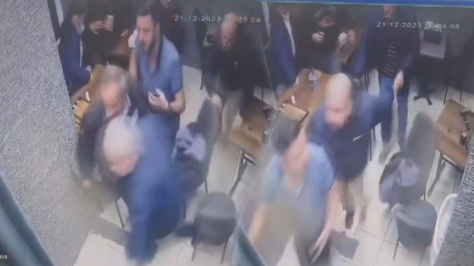 Depreme maç izlerken yakalandılar!