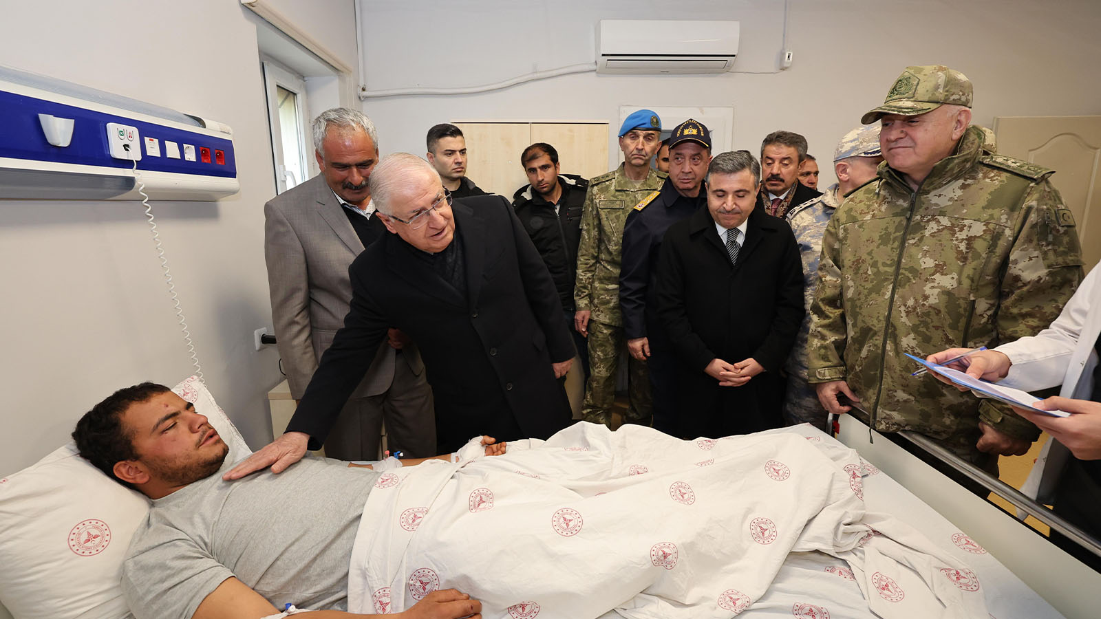 Bakan Güler'den yaralı askerlere ziyaret