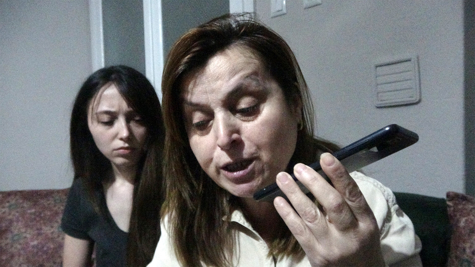 Kızının telefonda evleneceğini duyan anne ikinci şoku yaşadı