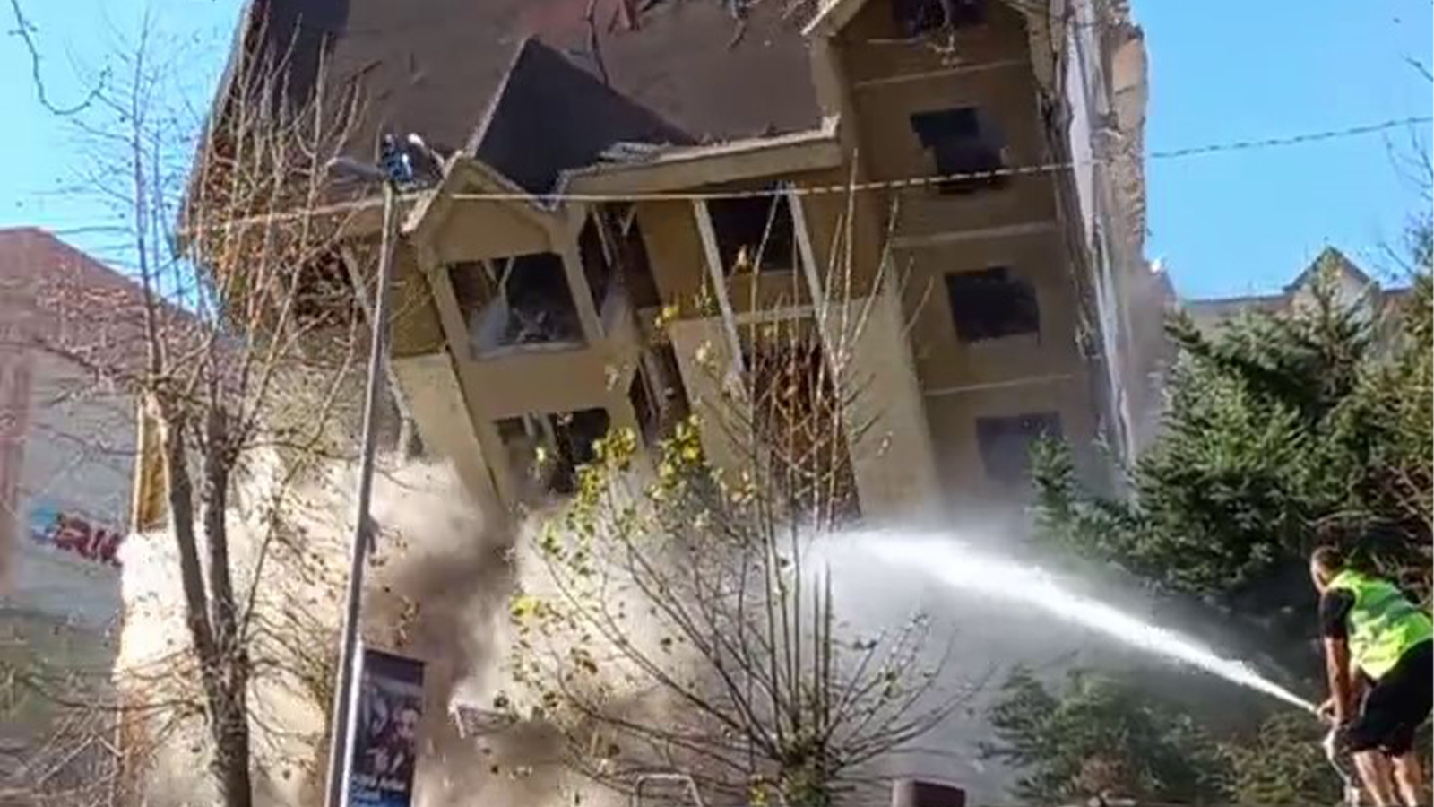 İstanbul Esenyurt'ta yıkım çalışmaları sırasında 6 katlı bina caddeye çöktü