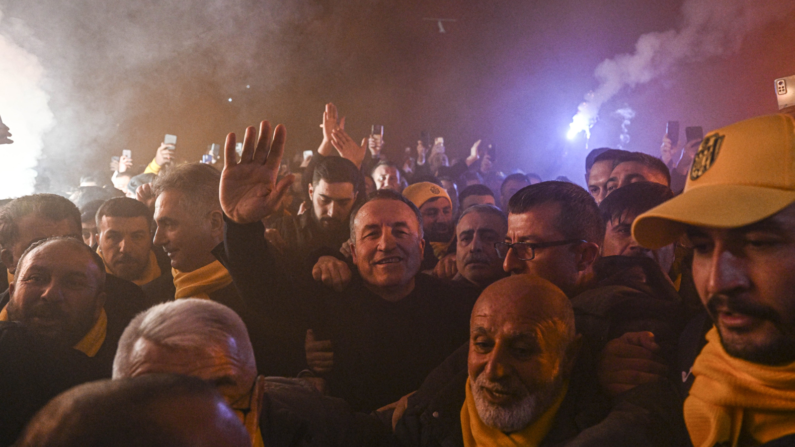 Faruk Koca cezaevinden çıktı meşalelerle karşılandı