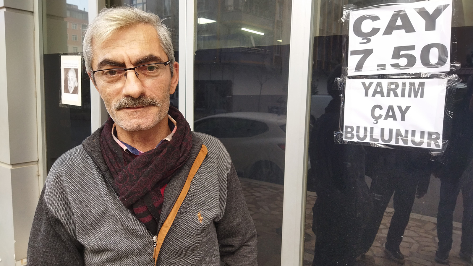 Camına astığı yazıyı gören şaşırıyor