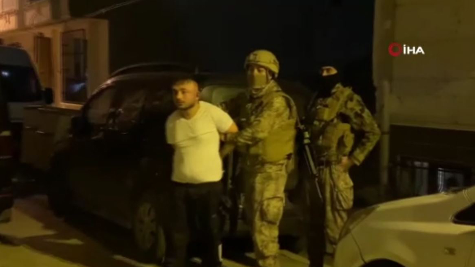 'Evime bakıyorsun' dedi! Komşunun evine mermiler yağdırdı