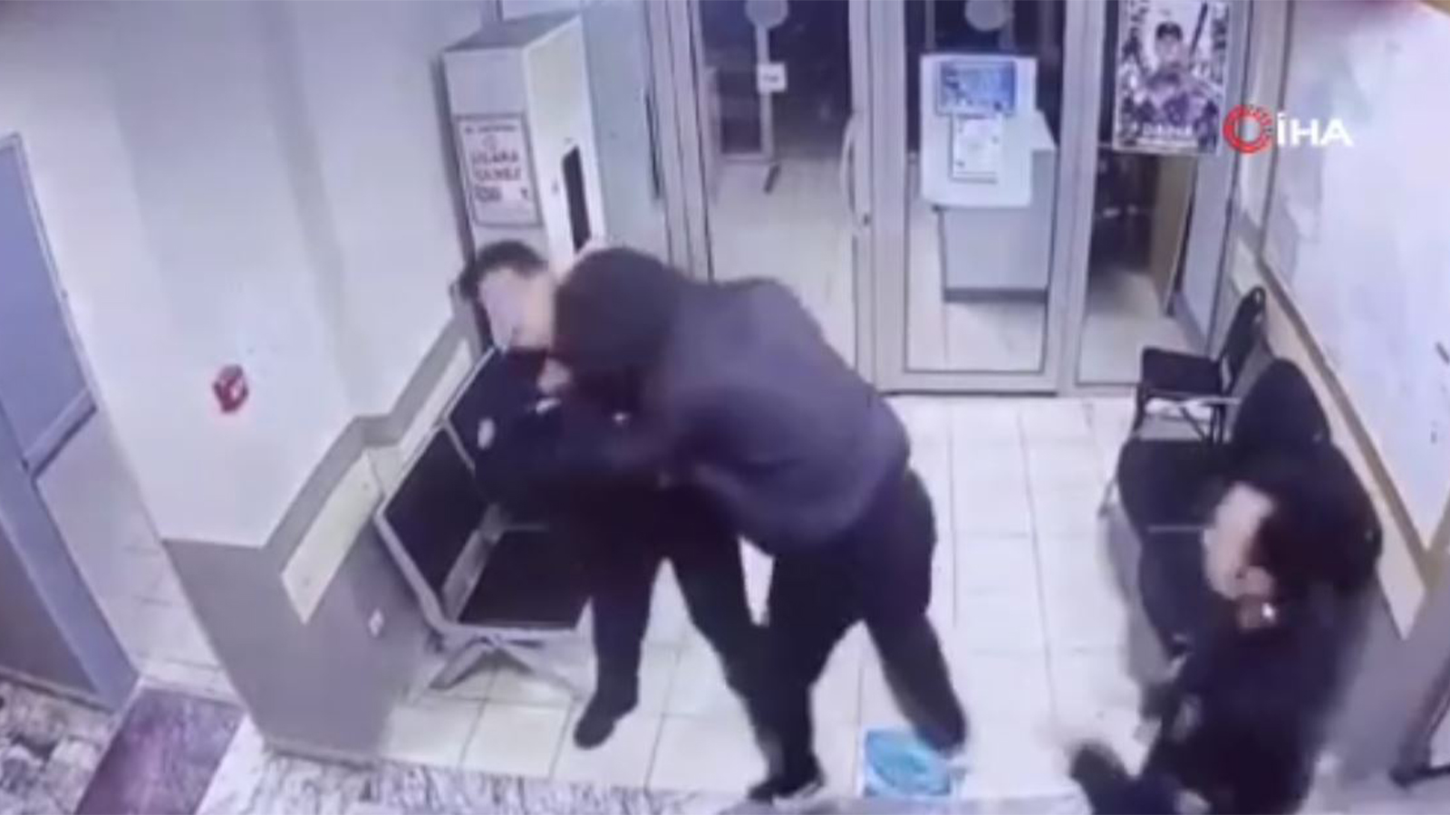 Polis merkezinde memurlara saldırdı! Kaçmaya çalıştı
