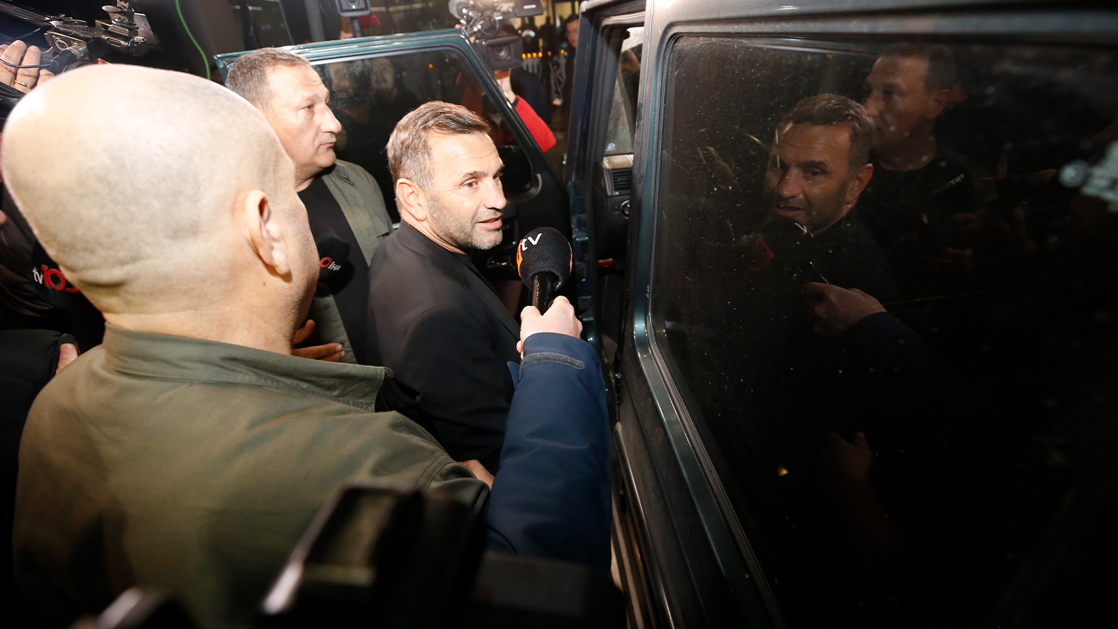 Galatasaray kafilesi yurda döndü! Galatasaray taraftarından coşkulu karşılama