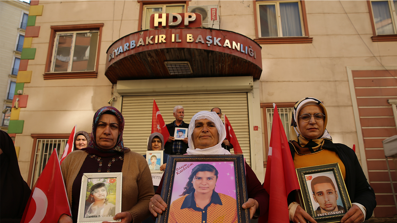 Diyarbakır annelerin evlat çığlığı büyüyor! HDP il başkanlığında önünde evlat nöbetine bir aile daha katıldı