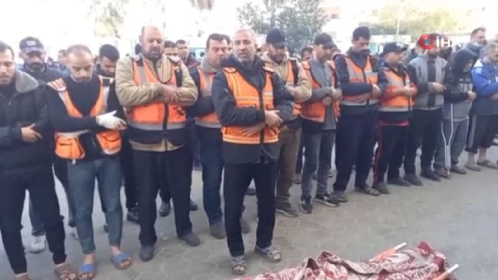 Gazze'de masumlara saldırılar devam ediyor! Öldürülen sivil savunma çalışanının cenaze namazını ekip arkadaşları kıldırdı