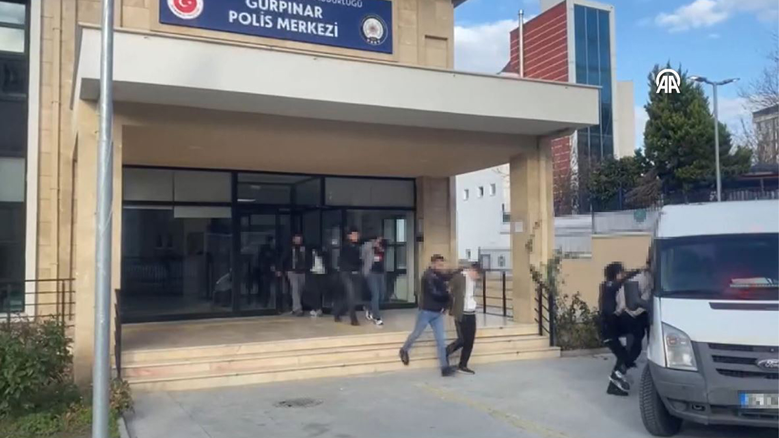 Suç örgütlerine darbe üstüne darbe!  Kalaşnikof ele geçirildi
