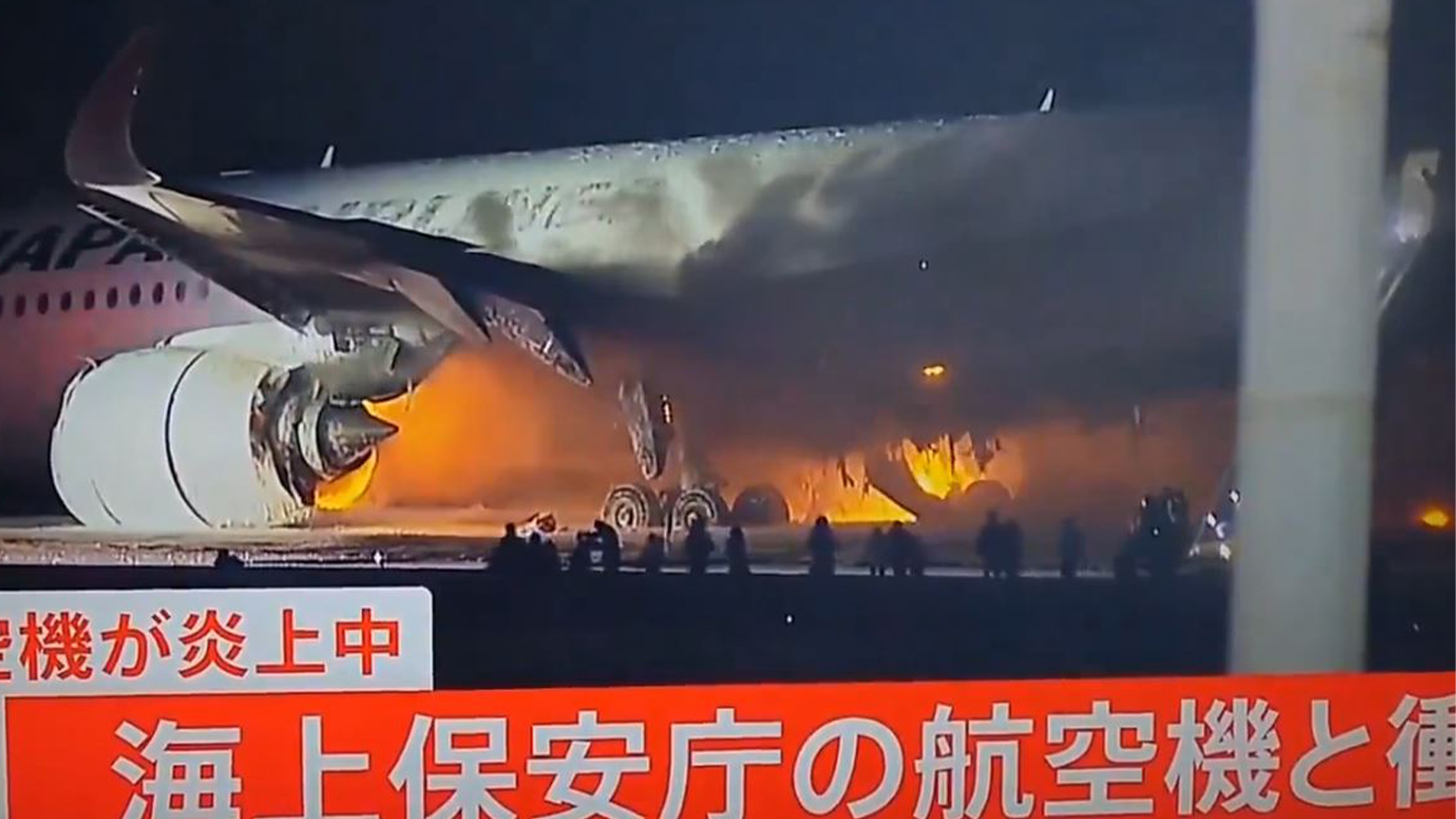 Japonya'da alev topuna dönüşen uçaktan son saniyede kaçtılar!