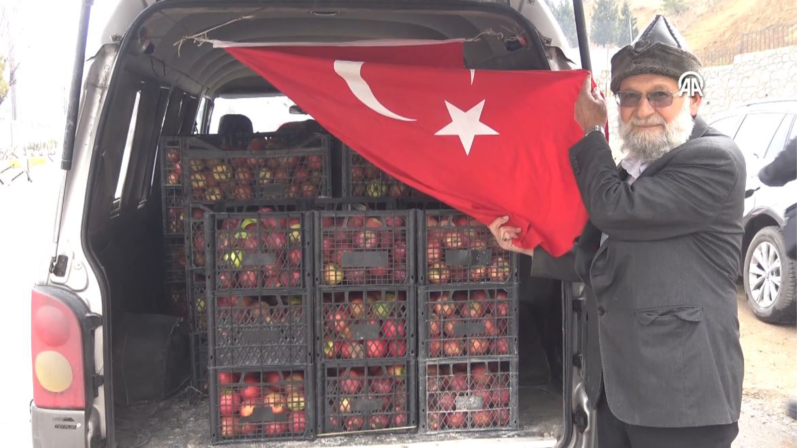 Vatansever 'Elmacı Dede' Denizli'de yetiştirdiği elmaları Şırnak'taki Mehmetçik için getirdi