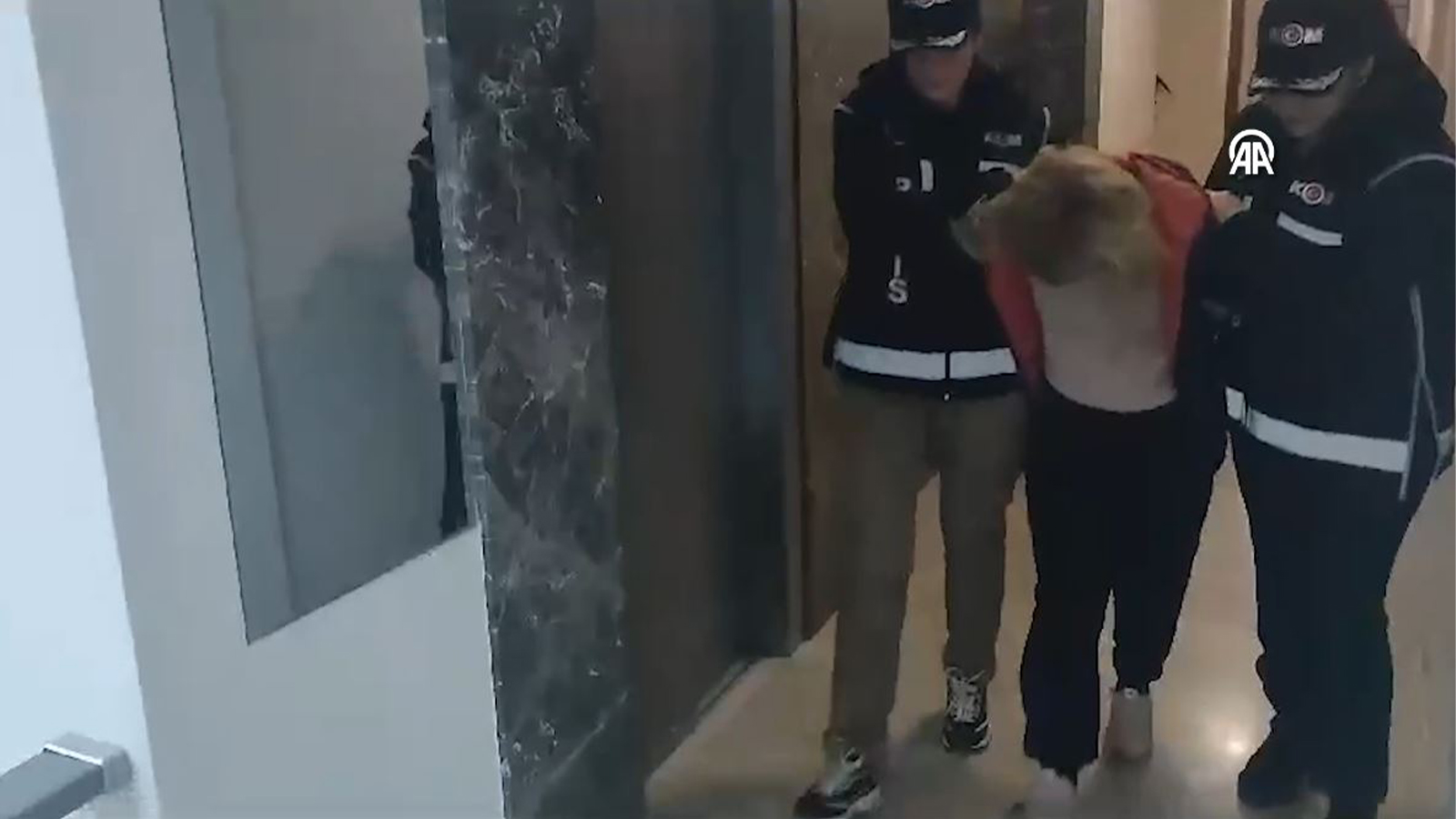 Kırmızı bültenle aranıyordu, emniyet güçleri tarafından İzmir'de yakaladı