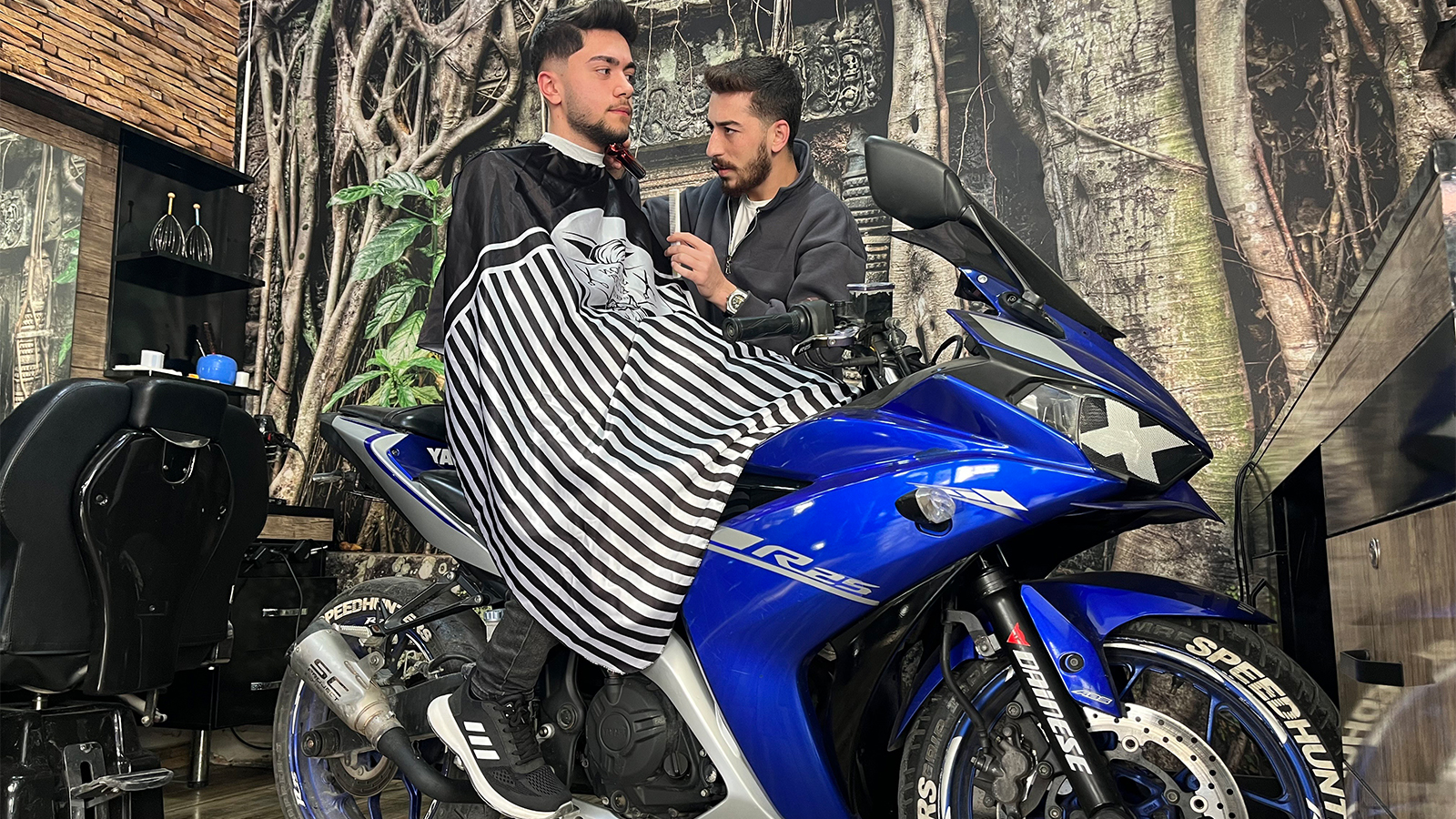 Motor sevgisini göstermek için ilginç yöntem! Hem tıraş oldu hem de motosiklet sürdü