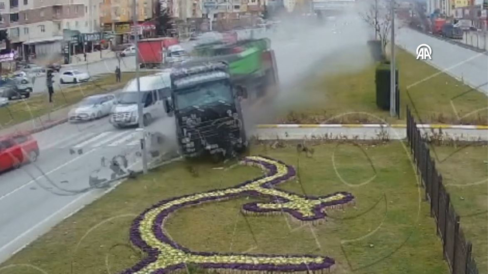 Çorum'da yürekleri ağza getiren kaza! Ağır yüklü tır refüje çıkarak durabildi