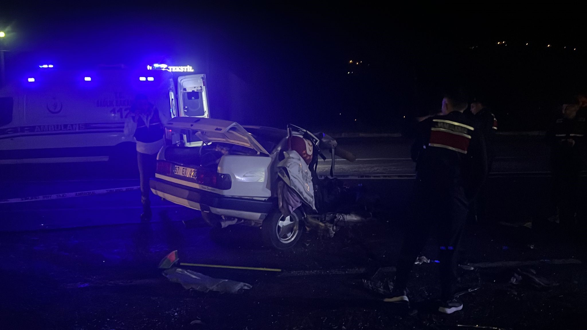 Zonguldak'ta korkunç kazada araç ikiye bölündü: 1 ölü 5 yaralı
