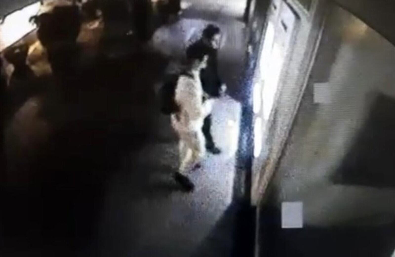 Motorlu 2 gaspçı bıçak zoruyla bir genci ATM'den zorla para çektirip gasp etti