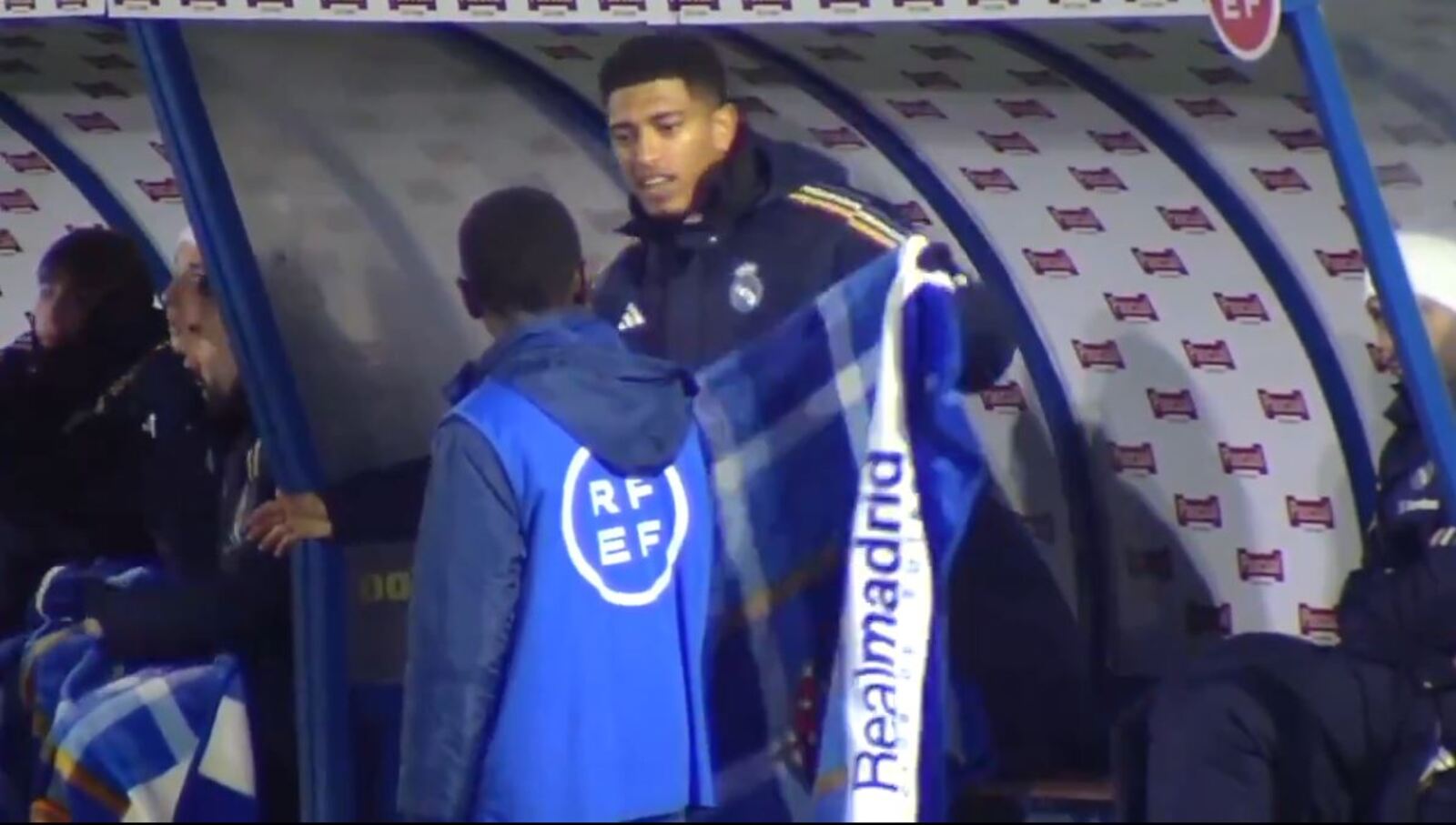 Jude Bellingham'dan gönülleri ısıtan hareket, üşüyen çocuğu unutmadı