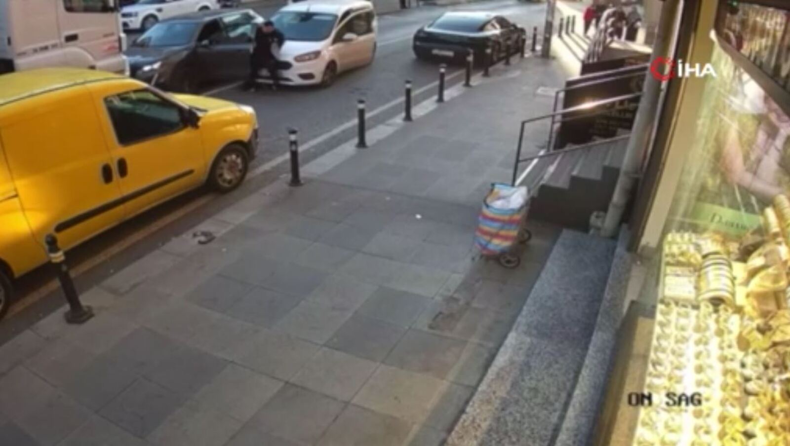 Polisten kaçarken araca çarptı! Caddede nefes kesen kovalamaca