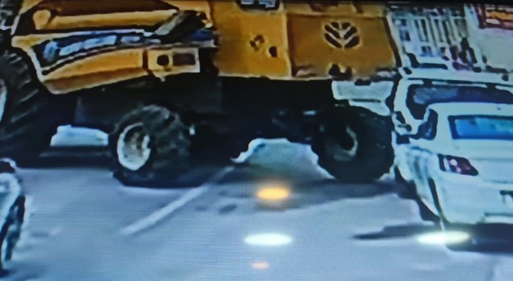 Umursamazlığın böylesi! Biçerdöver aracıyla park halindeki araca çarptı