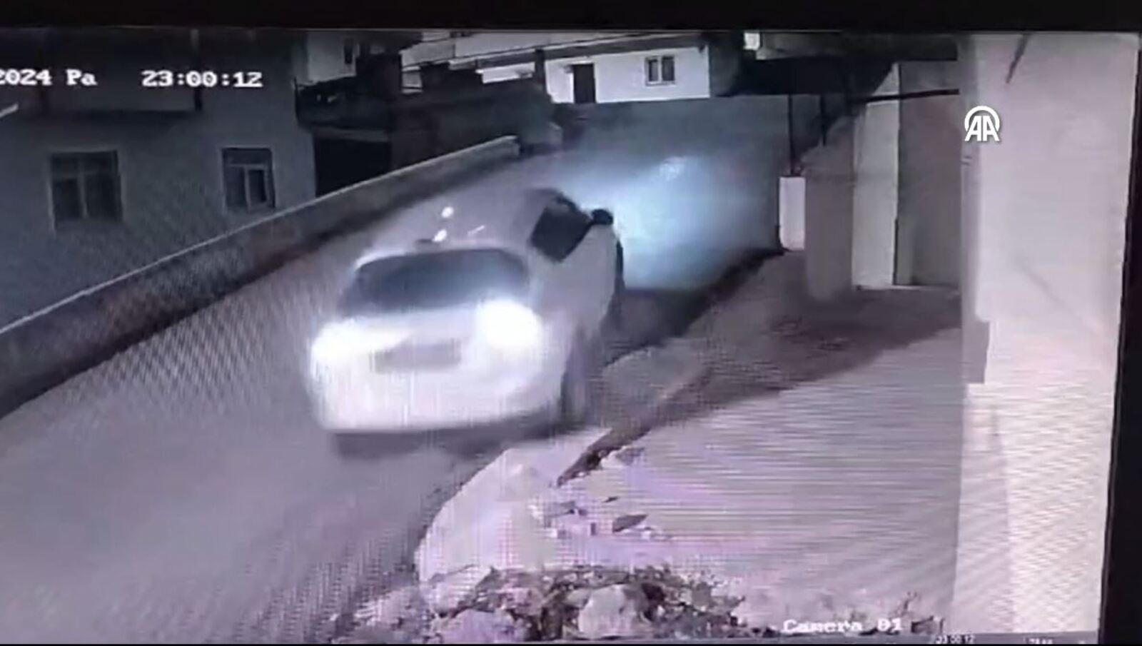 Bayburt'ta akılalmaz kaza! Yokuşta kontrolü kaybeden sürücü istinat duvarından binaya düştü