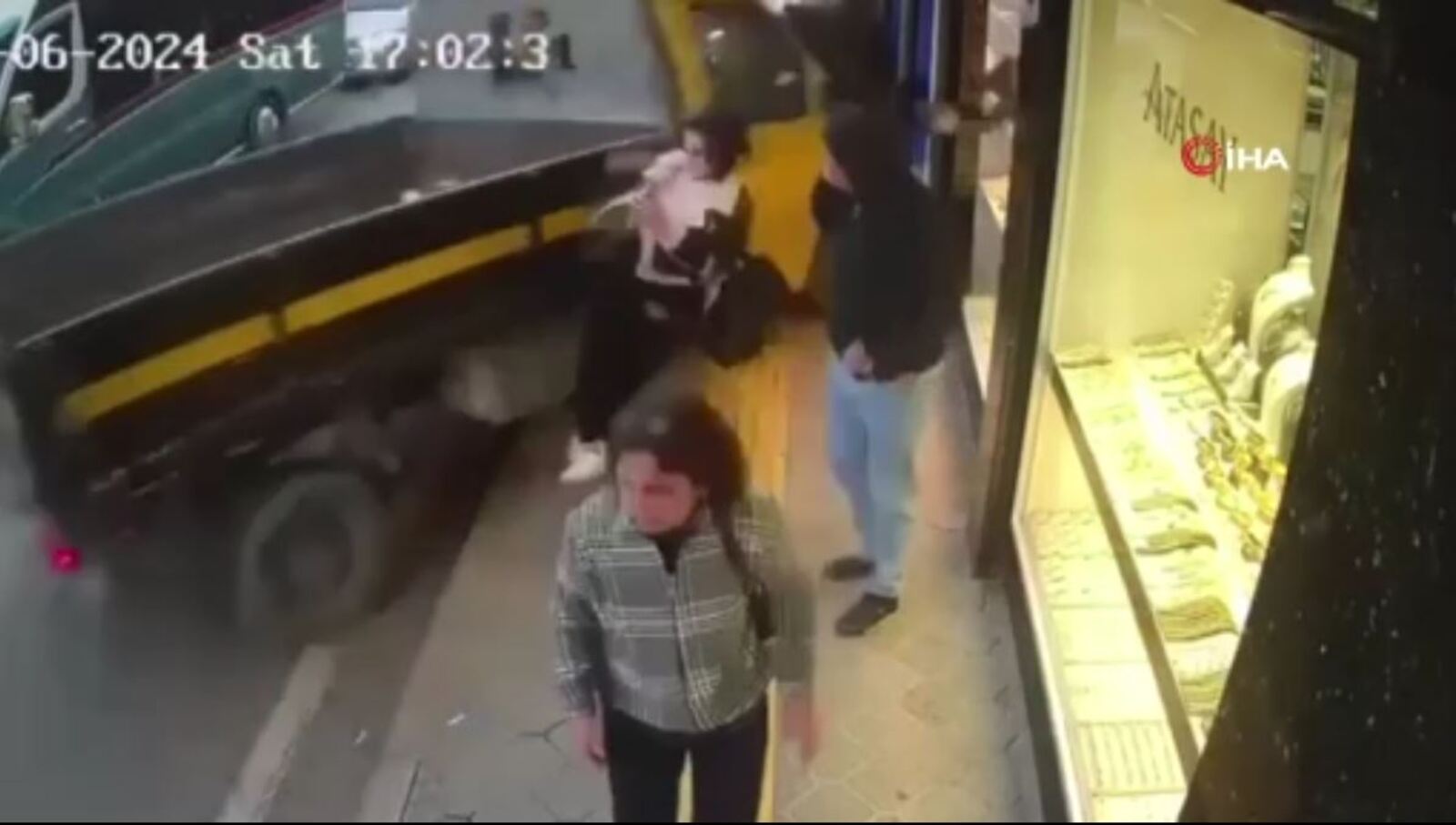 Buca'da freni boşalan kamyon dehşet saçtı